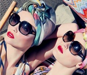 Due modelle da cui prendere spunto per il vostro foulard copricapo